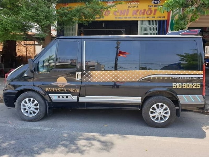 Xe du lịch 9 chỗ Ford Limousine Hà Nội